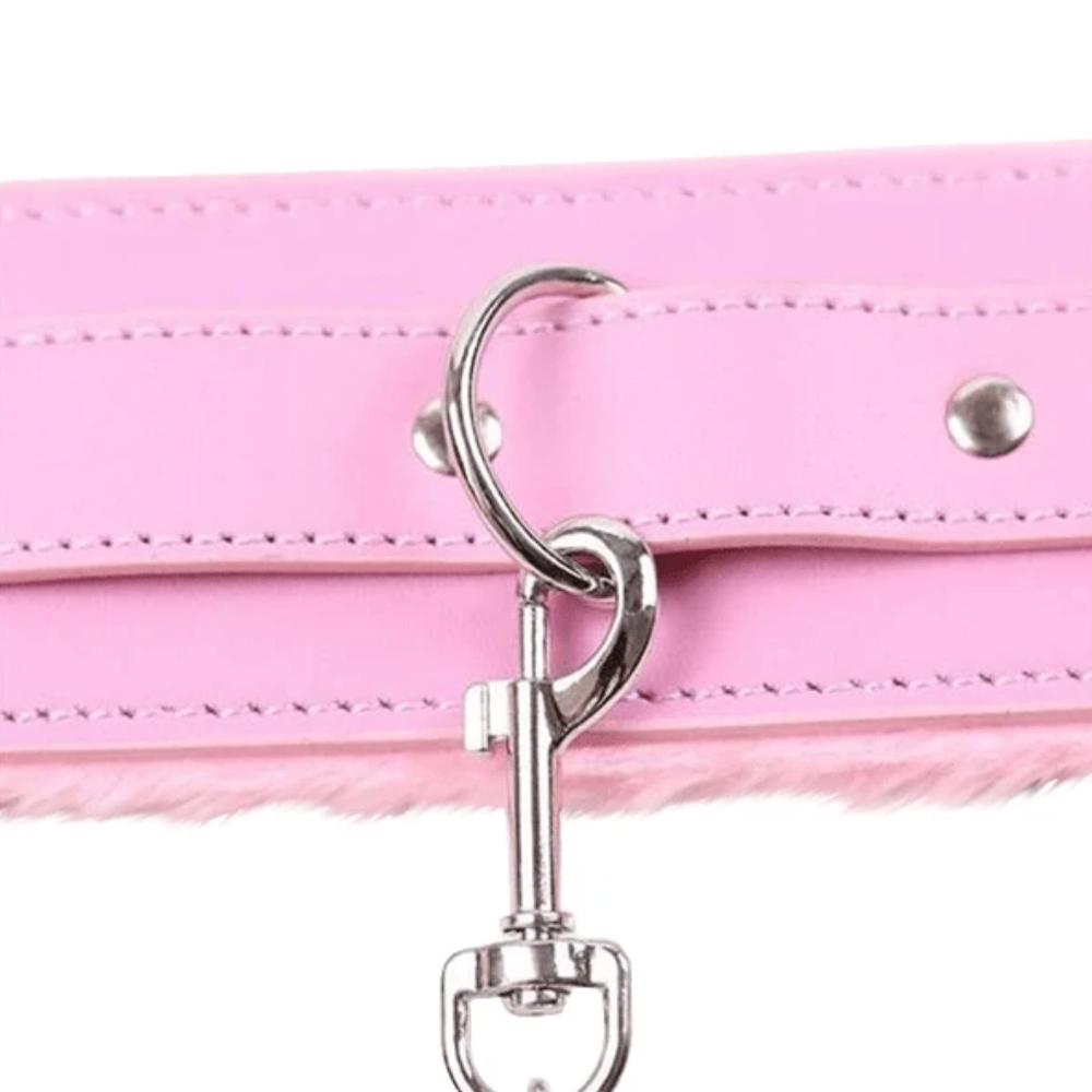 Transform your look with this super cute leather collar! The furry lining makes it cozy to wear around, while the belt adds a playful touch. It's giving major style vibes!